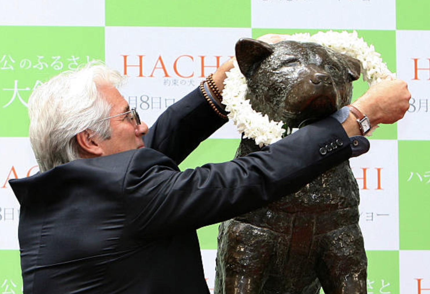 Richard Gere places flowers on Hachi’s statue, ceremony for premiere of Hachi: A Dog’s Tale